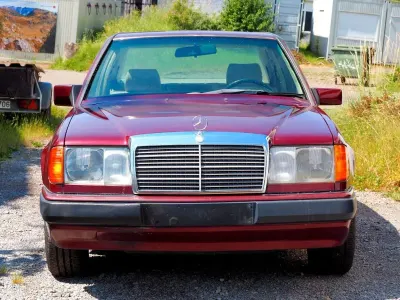 Gebraucht Mercedes 230 132 PS (97 kW) 1990 Rot Limousine