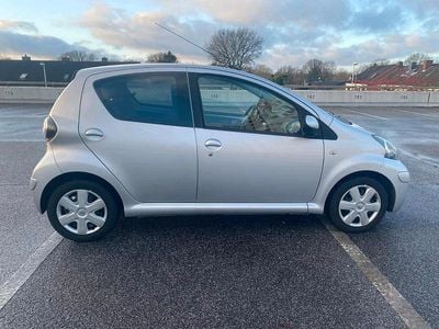 Gebraucht Toyota Aygo 68 PS (50 kW) 2010 Silber Kleinwagen