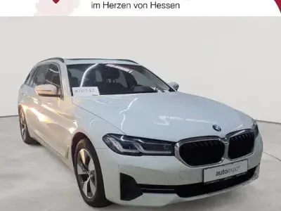 Gebraucht BMW 520 Sport Line 190 PS (139 kW) 2023 Weiß Limousine