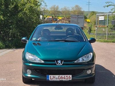 Gebraucht Peugeot 206 CC Roland Garros 109 PS (80 kW) 2003 Farbe gruen "tiebreak"/metall Cabrio