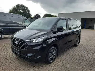 Gebraucht Ford Tourneo Titanium 136 PS (100 kW) 2025 Schwarz Van / Kleinbus