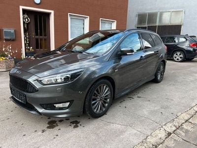 Grau Gebraucht 2016 Ford Focus ST-Line Limousine | 7.800 € (Etwas zu teuer)