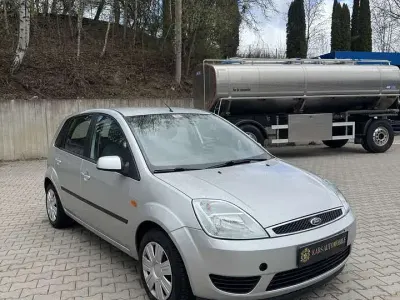 Gebraucht Ford Fiesta 69 PS (50 kW) 2005 Polarsilber metallic Kleinwagen