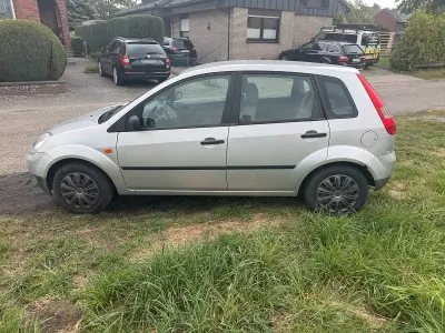 Gebraucht Ford Fiesta 70 PS (51 kW) 2002 Silber Kleinwagen