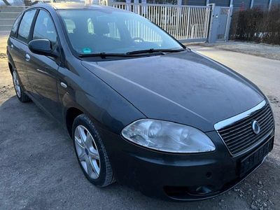 Grau Gebraucht 2006 Fiat Croma Kombi | 1.950 € (Fairer Preis)