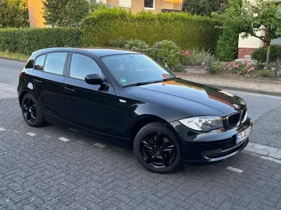 Gebraucht BMW 116 Basis 122 PS (89 kW) 2010 Schwarz Kleinwagen
