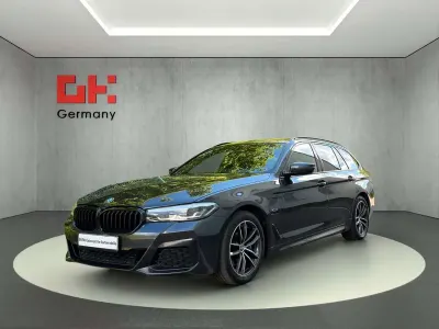 Gebraucht BMW 520 M Sport 204 PS (150 kW) 2022 Sophistograu brillanteffekt me Kombi