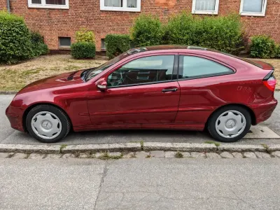 Gebraucht Mercedes C180 129 PS (94 kW) 2003 Rot Coupé
