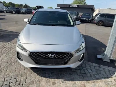 Gebraucht Hyundai i30 Premium 120 PS (88 kW) 2017 Silber Limousine