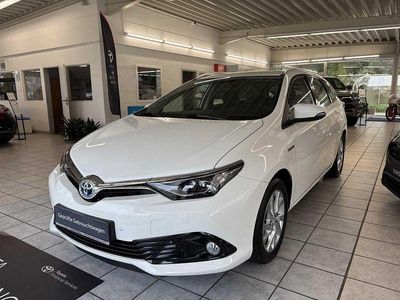 Weiß Gebraucht 2016 Toyota Auris Touring Sports Edition-S Kombi | 15.990 € (Etwas zu teuer)