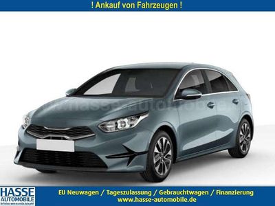 Neu Kia Ceed Gold 140 PS (102 kW) 2025 Yucca stahlgrau metallic Kleinwagen