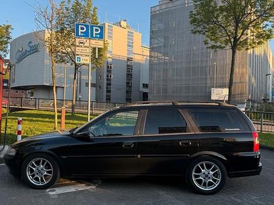 Begagnad Opel Vectra 116 HK (85 kW) 1998 Svart Kombi