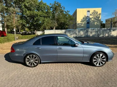 Gebraucht Mercedes E320 Avantgarde 225 PS (165 kW) 2003 Blau Limousine