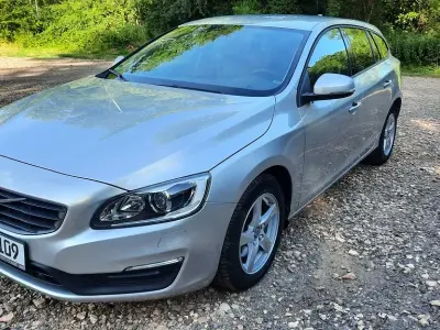Gebraucht Volvo V60 Business Edition 150 PS (110 kW) 2016 Bright silver Kombi