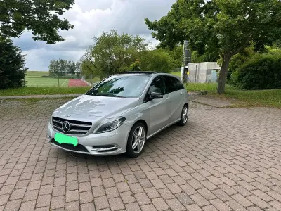 Używany Mercedes B250 211 KM (155 kW) 2013 Srebrny Minivan