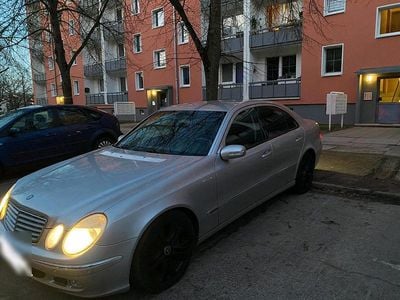 Gebraucht Mercedes E220 150 PS (110 kW) 2002 Silber Limousine