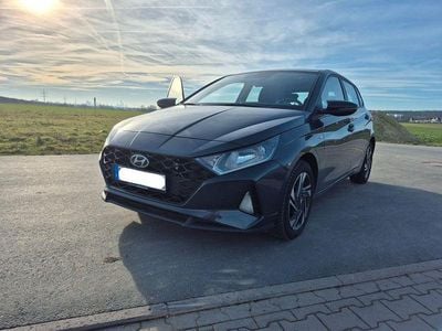 Grau Gebraucht 2023 Hyundai i20 Trend Limousine | 17.279 € (Guter Preis)