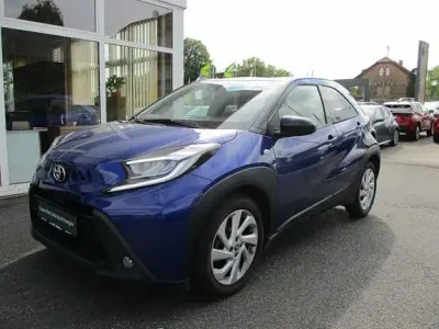 Gebraucht Toyota Aygo X Comfort 72 PS (52 kW) 2022 Juniper blue metallic/ night sky black SUV