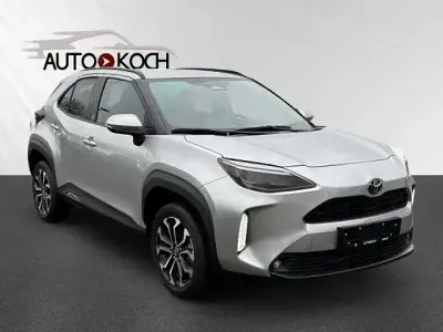 Gebraucht Toyota Yaris Hybrid Plus 131 PS (96 kW) 2024 Shimmering silver metallic SUV