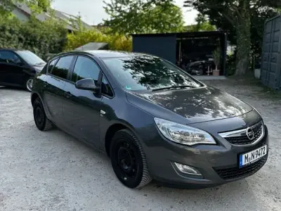 Usata Opel Astra Edition 125 CV (91 kW) 2012 Grigio Berlina