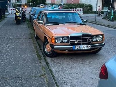 Gebraucht Mercedes 240 1977 Orange Limousine