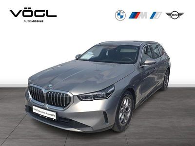 Gebraucht BMW 520 Sport Line 197 PS (144 kW) 2024 Oxidgrau Kombi