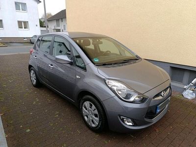 gebraucht Hyundai ix20 1,4 FIFA Silver, AHK, 8fach bereift, Klima, EZ 2014