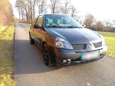 Gebraucht Renault Clio II 98 PS (72 kW) 2002 Schwarz Kleinwagen