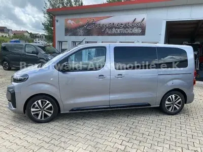 Neu Peugeot Traveller Allure 179 PS (131 kW) 2026 Grau Van / Kleinbus