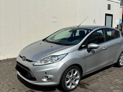 Gebraucht Ford Fiesta Ghia 97 PS (71 kW) 2009 Silber Kleinwagen