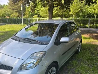Gebraucht Toyota Yaris 99 PS (72 kW) 2011 Silber Kleinwagen