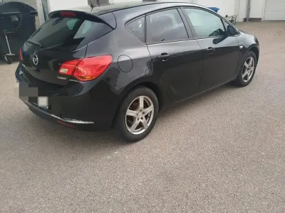 Używany Opel Astra 140 KM (102 kW) 2014 Czarny Sedan/Limuzyna