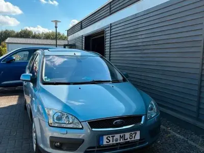Używany Ford Focus Trend 116 KM (85 kW) 2005 Niebieski Sedan/Limuzyna