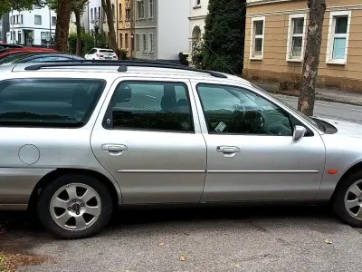 Gebraucht Ford Mondeo Ghia 131 PS (96 kW) 1999 Silber Kombi