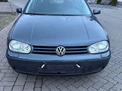 Grün Gebraucht 2002 VW Golf Basis Limousine | 1.250 € (Guter Preis)