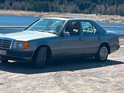 Brugt Mercedes 200 75 HK (55 kW) 1990 Sølv Sedan