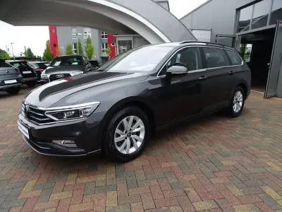 Gebraucht VW Passat 150 PS (110 kW) 2023 Grau Kombi