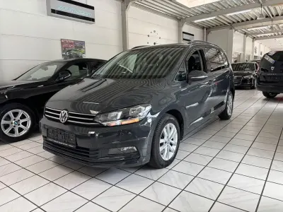 Gebraucht VW Touran Comfortline 150 PS (110 kW) 2019 Grau Van / Kleinbus