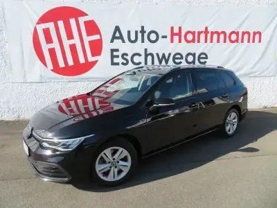 Gebraucht VW Golf VIII Life 150 PS (110 kW) 2023 Deep black perleffekt Kombi