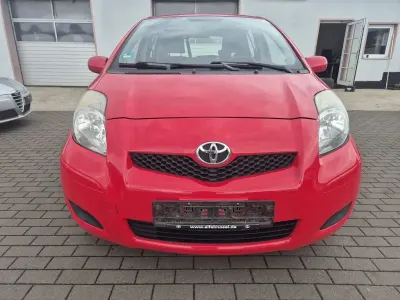 Używany Toyota Yaris Life 69 KM (50 kW) 2011 Czerwony Hatchback