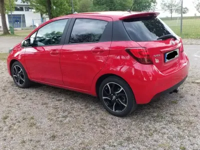 Gebraucht Toyota Yaris Sport 99 PS (72 kW) 2015 Rot Kleinwagen
