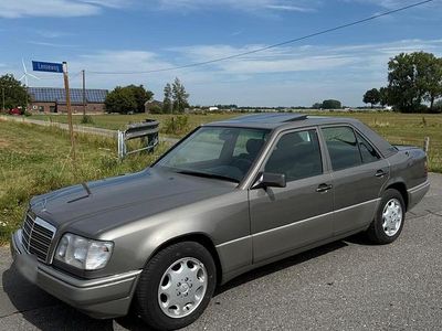 Second-hand Mercedes 220 150 CP (110 kW) 1993 Berlinǎ