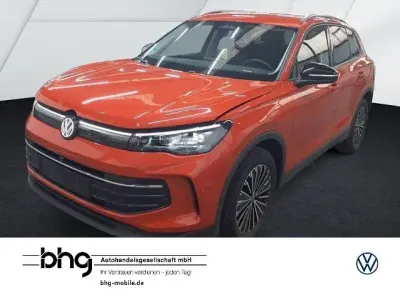 Gebraucht VW Tiguan Life 150 PS (110 kW) 2025 Rot SUV