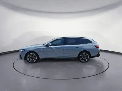 Gebraucht BMW 520 M Sport 197 PS (144 kW) 2024 Grau Kombi