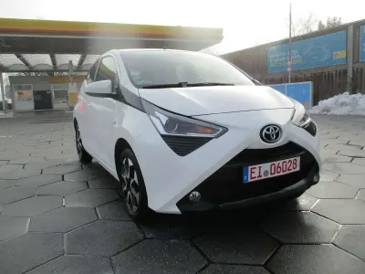 Używany Toyota Aygo X-play 72 KM (52 kW) 2020 Biały Hatchback