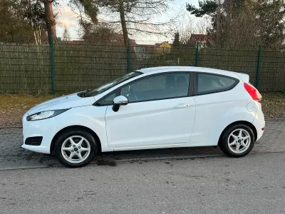 Gebraucht Ford Fiesta 101 PS (74 kW) 2014 Weiß Kleinwagen