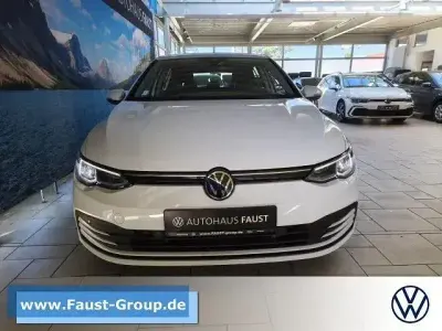 Gebraucht VW Golf VIII Life 116 PS (85 kW) 2022 Weiß Limousine