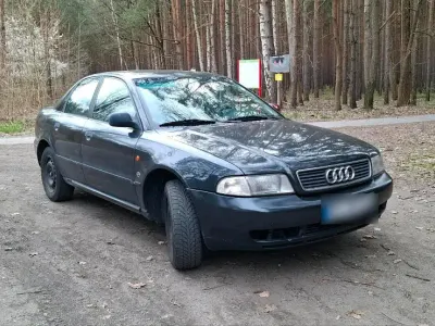 Używany Audi A4 100 KM (73 kW) 1995 Czarny Sedan/Limuzyna