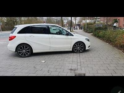 Gebraucht Mercedes 200 135 PS (99 kW) 2013 Weiß Kleinwagen