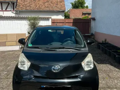Gebraucht Toyota iQ 68 PS (50 kW) 2010 Schwarz Kleinwagen